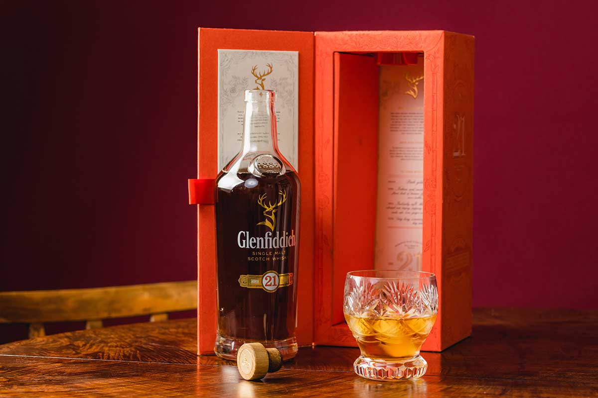Glenfiddich packaging with bottle and full glass